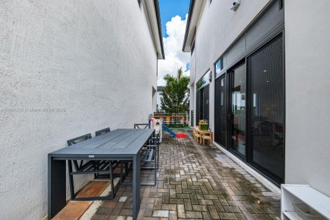 Casa en venta en Doral, Florida, 4 dormitorios, 209.68 m2 № 1944656 - foto 30