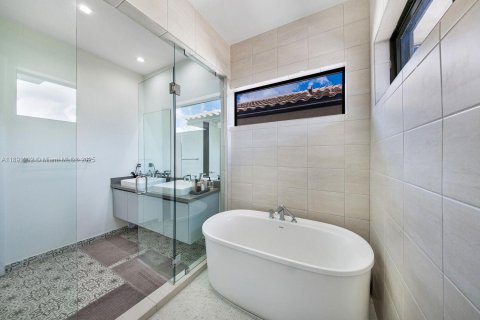 Casa en venta en Doral, Florida, 4 dormitorios, 209.68 m2 № 1944656 - foto 16