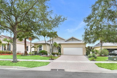 House in Port St. Lucie, Florida 3 bedrooms, 165.18 sq.m. № 2275862 - photo 2