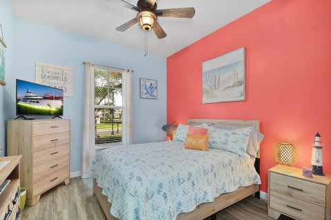 House in Port St. Lucie, Florida 3 bedrooms, 165.18 sq.m. № 2275862 - photo 23