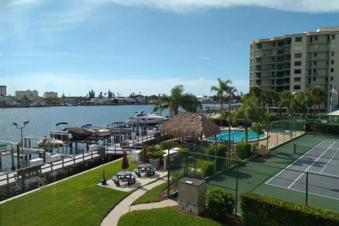 Copropriété à louer à Clearwater, Floride: 2 chambres, 125.42 m2 № 2416877 - photo 2