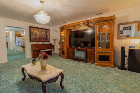 House in Tampa, Florida 3 bedrooms, 157.19 sq.m. № 1918314 - photo 9