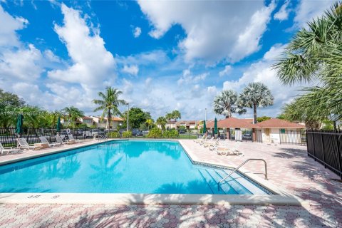 Снять в аренду таунхаус в Майами, Флорида 2 спальни, 136.66м2, № 2031193 - фото 27