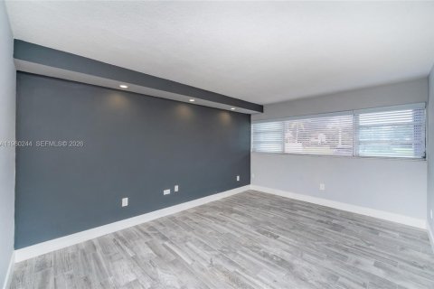 Снять в аренду таунхаус в Майами, Флорида 2 спальни, 136.66м2, № 2031193 - фото 5