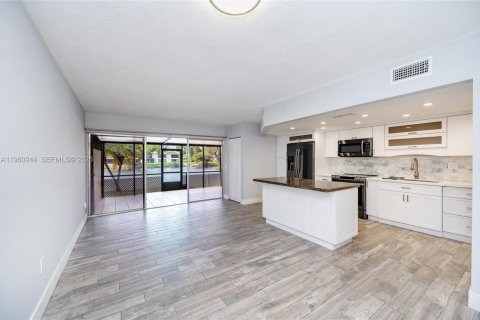 Снять в аренду таунхаус в Майами, Флорида 2 спальни, 136.66м2, № 2031193 - фото 2