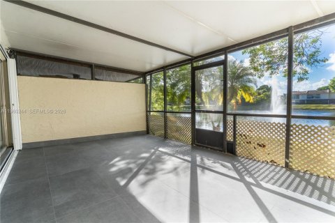 Снять в аренду таунхаус в Майами, Флорида 2 спальни, 136.66м2, № 2031193 - фото 23