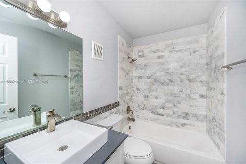 Снять в аренду таунхаус в Майами, Флорида 2 спальни, 136.66м2, № 2031193 - фото 10