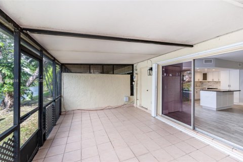 Снять в аренду таунхаус в Майами, Флорида 2 спальни, 136.66м2, № 2031193 - фото 15