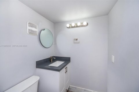 Снять в аренду таунхаус в Майами, Флорида 2 спальни, 136.66м2, № 2031193 - фото 9