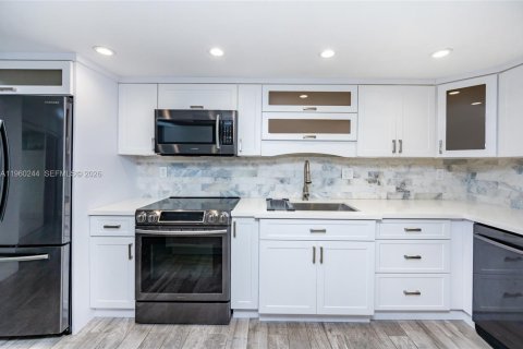 Снять в аренду таунхаус в Майами, Флорида 2 спальни, 136.66м2, № 2031193 - фото 3