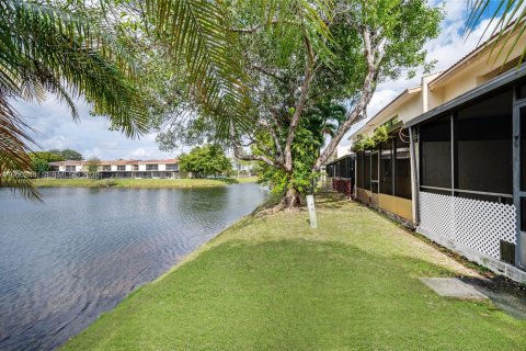 Снять в аренду таунхаус в Майами, Флорида 2 спальни, 136.66м2, № 2031193 - фото 25