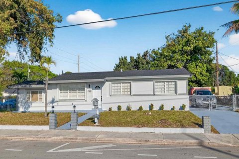 Casa en Miami Gardens, Florida 4 dormitorios, 184.23 m2 № 2032248