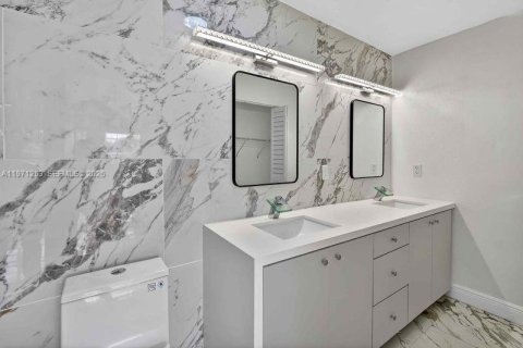 Casa en venta en Miami Gardens, Florida, 4 dormitorios, 184.23 m2 № 2032248 - foto 15