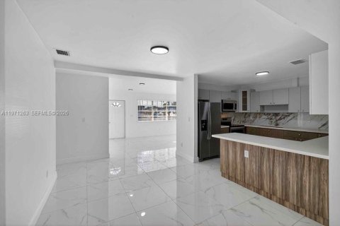 Casa en venta en Miami Gardens, Florida, 4 dormitorios, 184.23 m2 № 2032248 - foto 7