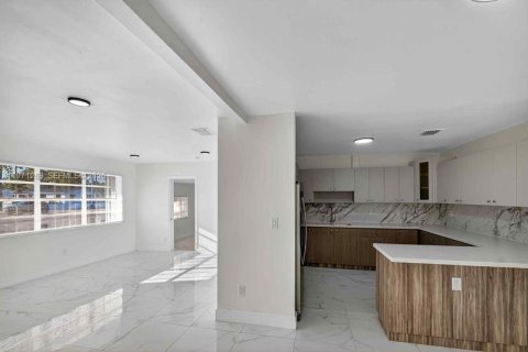 Casa en venta en Miami Gardens, Florida, 4 dormitorios, 184.23 m2 № 2032248 - foto 6