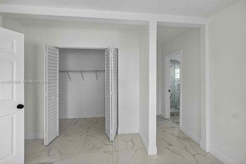 Casa en venta en Miami Gardens, Florida, 4 dormitorios, 184.23 m2 № 2032248 - foto 11