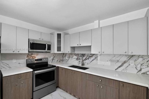 Casa en venta en Miami Gardens, Florida, 4 dormitorios, 184.23 m2 № 2032248 - foto 10