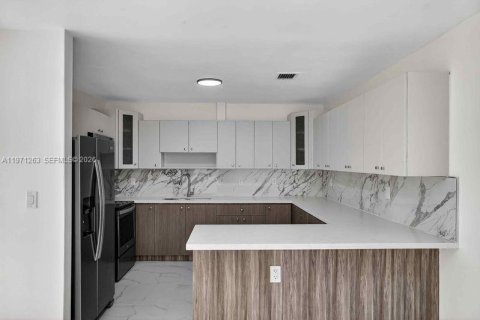 Casa en venta en Miami Gardens, Florida, 4 dormitorios, 184.23 m2 № 2032248 - foto 8