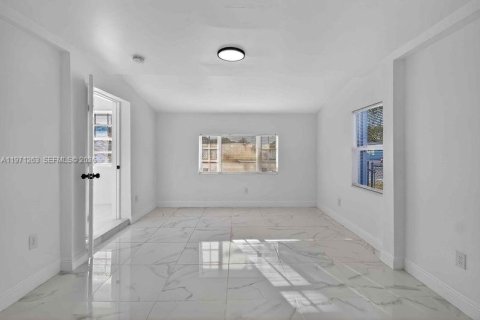 Casa en venta en Miami Gardens, Florida, 4 dormitorios, 184.23 m2 № 2032248 - foto 24