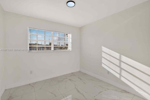 Casa en venta en Miami Gardens, Florida, 4 dormitorios, 184.23 m2 № 2032248 - foto 20