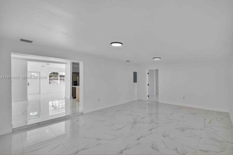 Casa en venta en Miami Gardens, Florida, 4 dormitorios, 184.23 m2 № 2032248 - foto 3