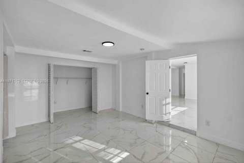 Casa en venta en Miami Gardens, Florida, 4 dormitorios, 184.23 m2 № 2032248 - foto 22