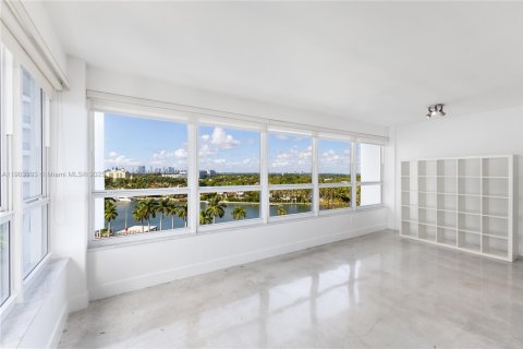 Copropriété à louer à Miami Beach, Floride: 1 chambre, 136.57 m2 № 1971177 - photo 1