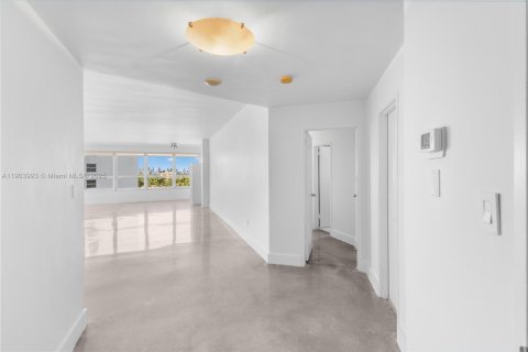 Copropriété à louer à Miami Beach, Floride: 1 chambre, 136.57 m2 № 1971177 - photo 2