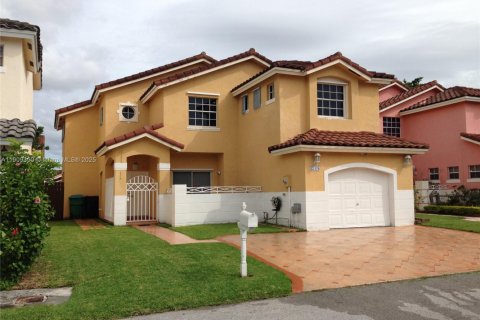 Снять в аренду виллу или дом в Майами, Флорида 4 спальни, 176.05м2, № 1965010 - фото 1