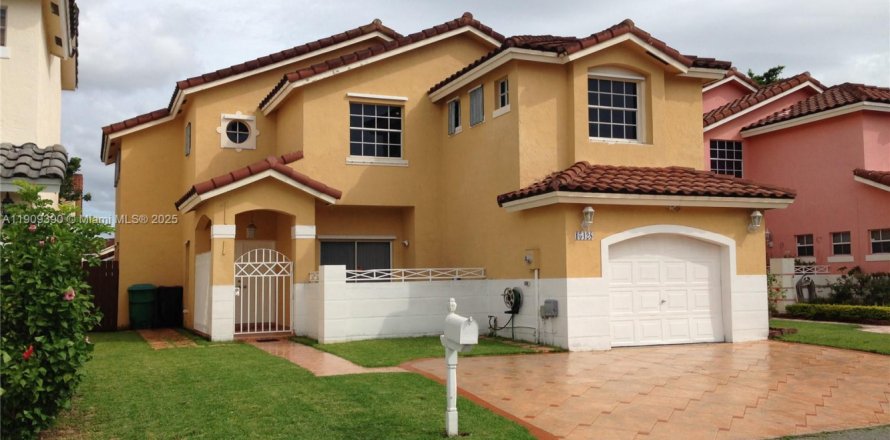 Дом в Майами, Флорида 4 спальни, 176.05м2 № 1965010