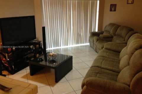 Снять в аренду виллу или дом в Майами, Флорида 4 спальни, 176.05м2, № 1965010 - фото 3