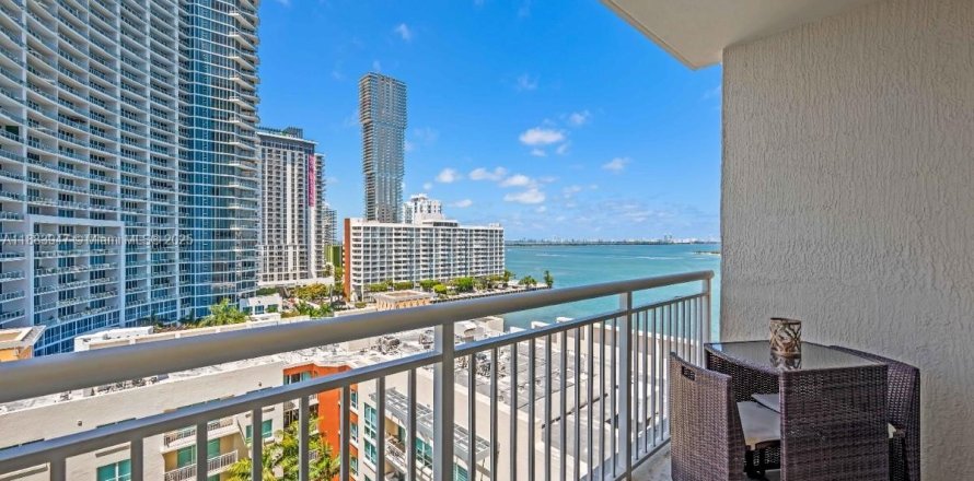 Condominio en Miami, Florida, 2 dormitorios № 1932384