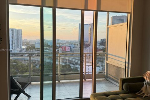Condominio en alquiler en Miami, Florida, 1 dormitorio, 68.38 m2 № 2046287 - foto 2