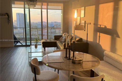 Condominio en Miami, Florida, 1 dormitorio  № 2046287