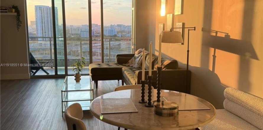 Condominio en Miami, Florida, 1 dormitorio  № 2046287
