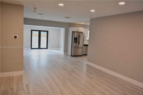 Casa en alquiler en Hollywood, Florida, 3 dormitorios, 140.47 m2 № 1951943 - foto 2