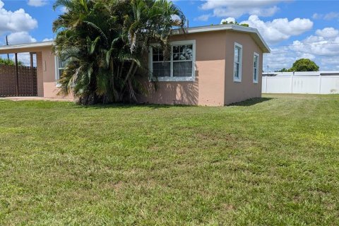 House in Port Charlotte, Florida 2 bedrooms, 92.34 sq.m. № 2197987 - photo 4