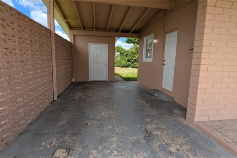 House in Port Charlotte, Florida 2 bedrooms, 92.34 sq.m. № 2197987 - photo 8