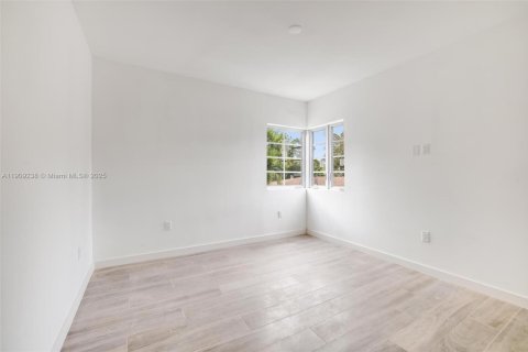 Снять в аренду виллу или дом в Майами, Флорида 2 спальни, 55.56м2, № 1964974 - фото 7