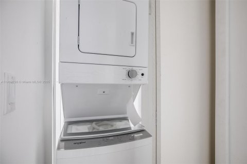 Снять в аренду виллу или дом в Майами, Флорида 2 спальни, 55.56м2, № 1964974 - фото 9