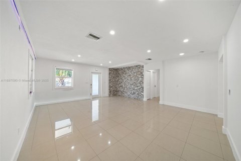 Снять в аренду виллу или дом в Флорида-Сити, Флорида 4 спальни, 120.03м2, № 1956758 - фото 8