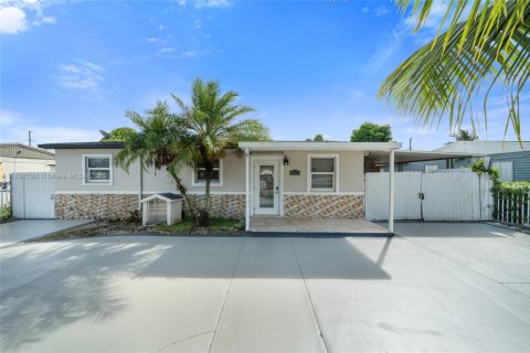 Снять в аренду виллу или дом в Флорида-Сити, Флорида 4 спальни, 120.03м2, № 1956758 - фото 1