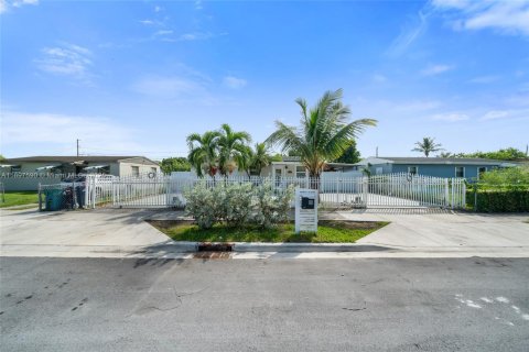 Снять в аренду виллу или дом в Флорида-Сити, Флорида 4 спальни, 120.03м2, № 1956758 - фото 2