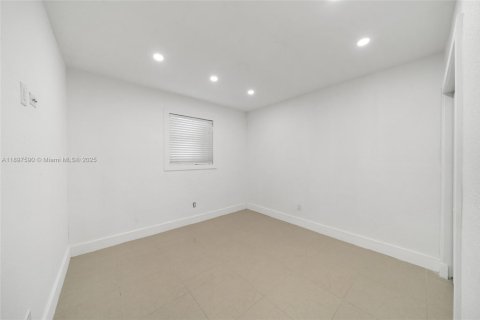 Снять в аренду виллу или дом в Флорида-Сити, Флорида 4 спальни, 120.03м2, № 1956758 - фото 12