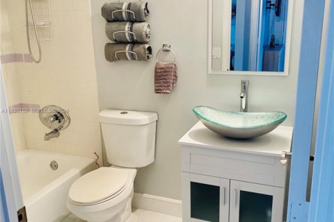 House in Wellington, Florida 4 bedrooms, 159.05 sq.m. № 2059929 - photo 26