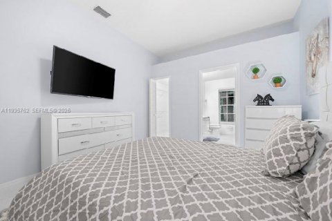 House in Wellington, Florida 4 bedrooms, 159.05 sq.m. № 2059929 - photo 17