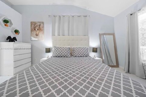 House in Wellington, Florida 4 bedrooms, 159.05 sq.m. № 2059929 - photo 16