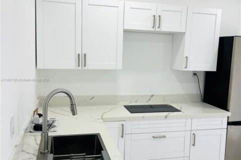 Снять в аренду коммерческую недвижимость в Хомстед, Флорида 1 спальня, 123.93м2, № 1944528 - фото 1