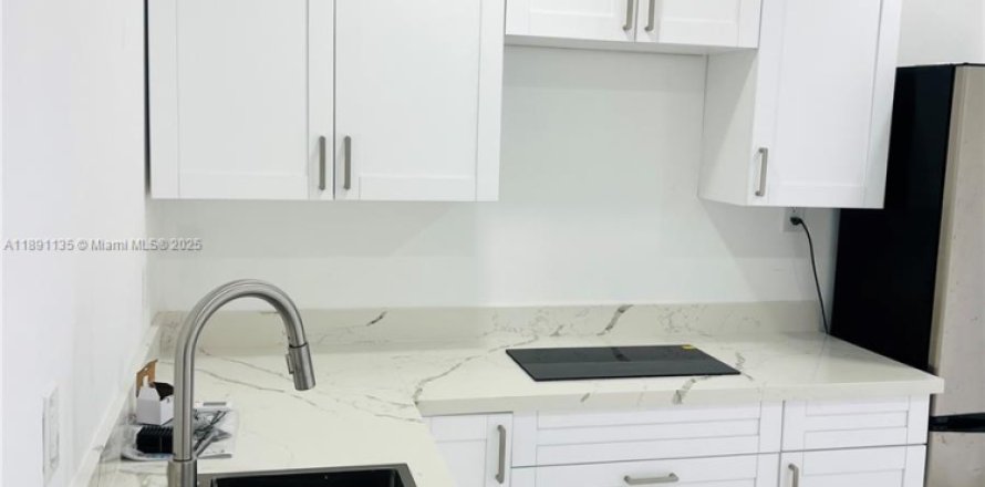 Коммерческая недвижимость в Хомстед, Флорида 1 спальня, 123.93м2 № 1944528