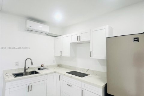 Снять в аренду коммерческую недвижимость в Хомстед, Флорида 1 спальня, 123.93м2, № 1944528 - фото 2